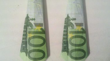 eine Origami-Krawatte aus einem 100 Euro-Schein gefaltet