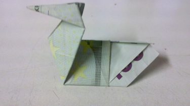 gefaltete Geldschein-Ente aus Origami