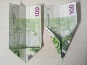 Origami: Schultüte aus Geldschein falten - Schritt 2
