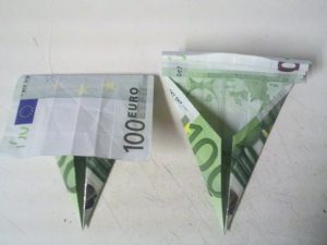 Origami: Schultüte aus Geldschein falten - Schritt 3