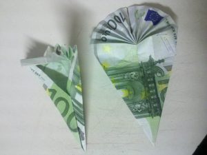 Origami: Schultüte aus Geldschein falten - Schritt 4
