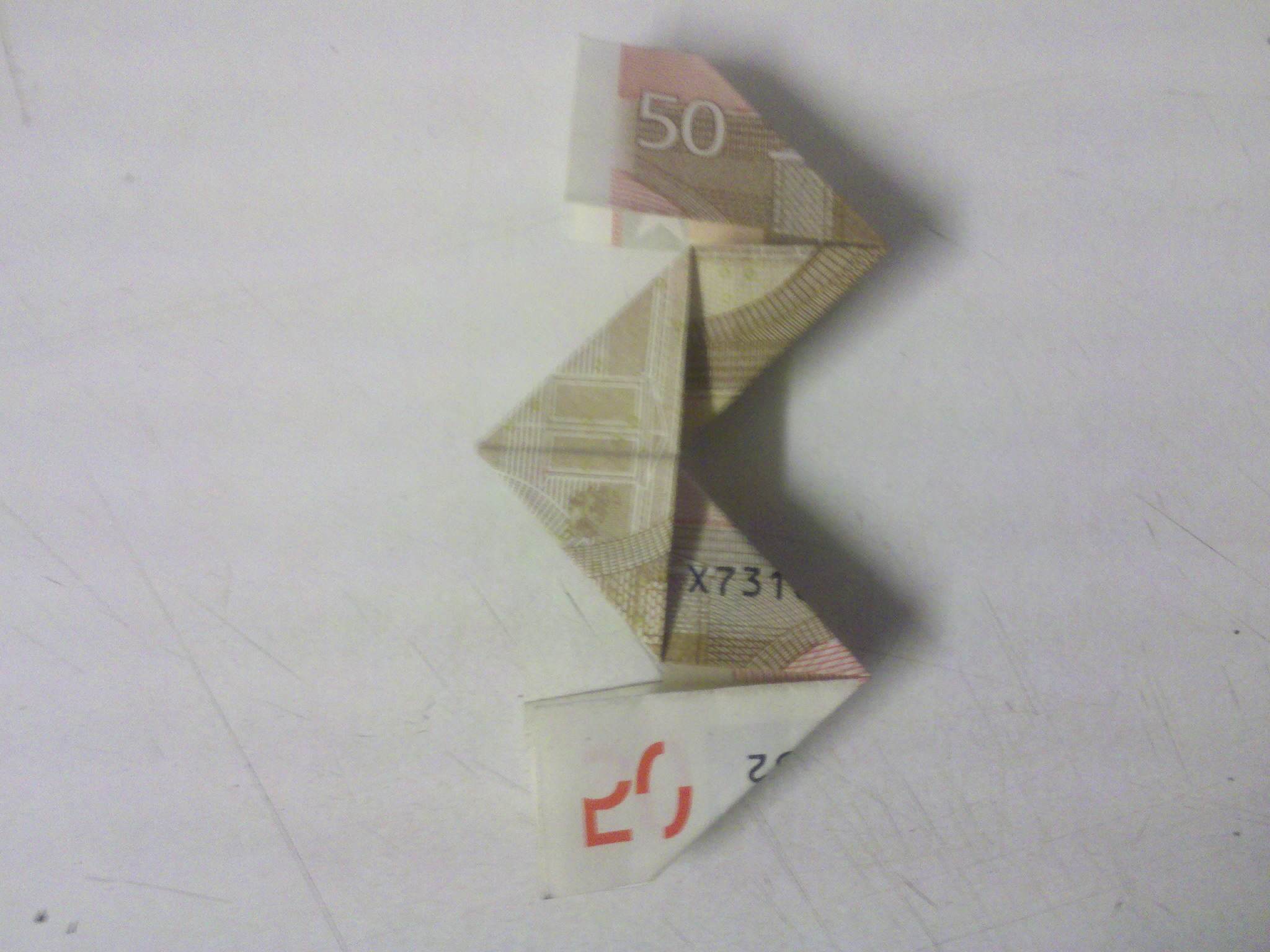 Origami: Zahl 3 aus Geldschein gefaltet