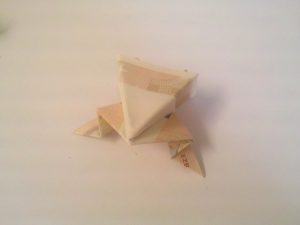Origami-Frosch aus Geldscheinen gefaltet