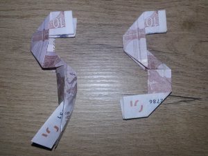 Zahl 5 aus einem Geldschein falten - Schritt 10