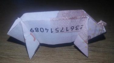 Schweine aus Geldscheinen