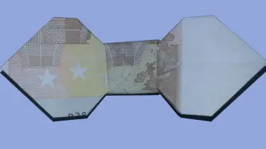Eine Geldschein-Fliege aus 50 Euro gefaltet