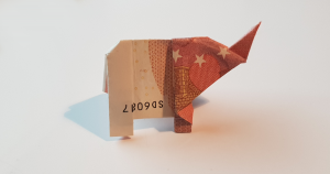 Elefant aus einem Geldschein gefaltet