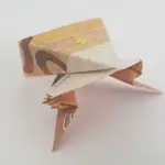 Frosch aus einem Geldschein gefaltet