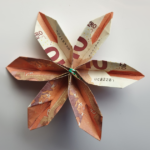 Blume aus drei Geldscheinen falten