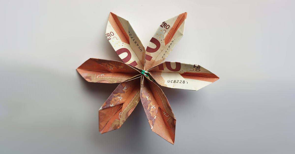 Blume aus drei Geldscheinen gefaltet