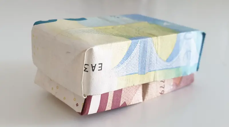 Schachtel mit Deckel aus Geldscheinen gefaltet