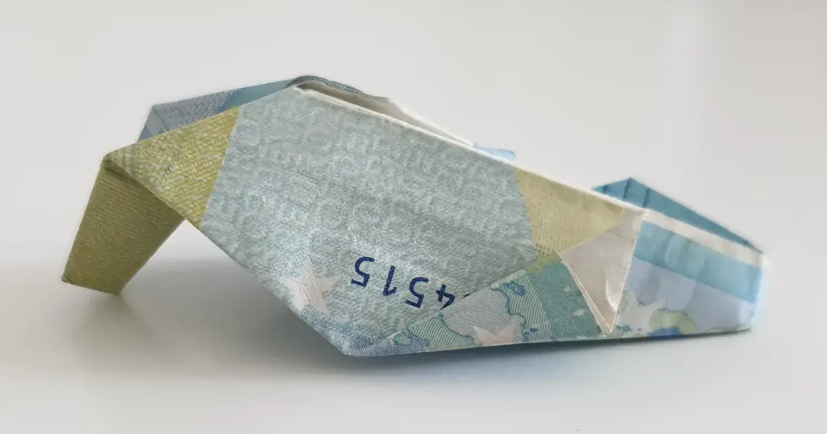 Cipela s petom presavijenom s novčanice